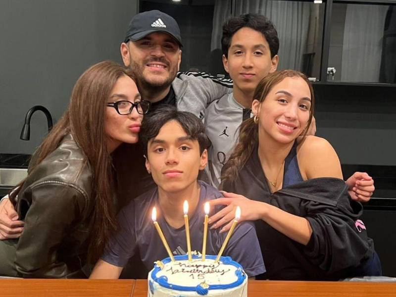 El cantante mexicano Alfredo Ríos, conocido artísticamente como El Komander, atraviesa uno de los momentos más dolorosos de su vida familiar tras confirmarse el fallecimiento de su hijo menor, José Eliseo Ríos Ávila. La noticia fue comunicada el viernes 30 de octubre a través de las redes sociales del intérprete de música regional mexicana, quien también dedicó unas sentidas palabras al pequeño durante su velorio.