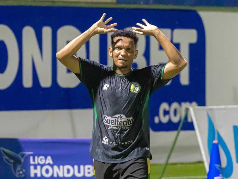 Júnior Padilla celebrando su gol con el Juticalpa FC ante el Marathón.