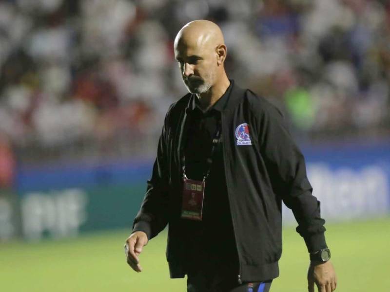 La cara de Eduardo Espinel tras el final del primer tiempo.