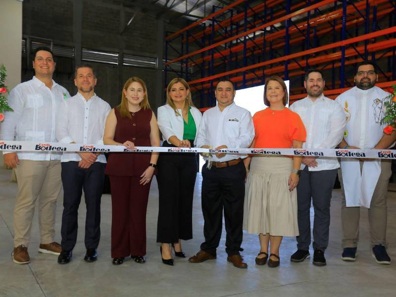 Autoridades de Grupo Inversa, UTH y Credibodega realizan el corto de la cinta de inauguración de la nueva empresa.