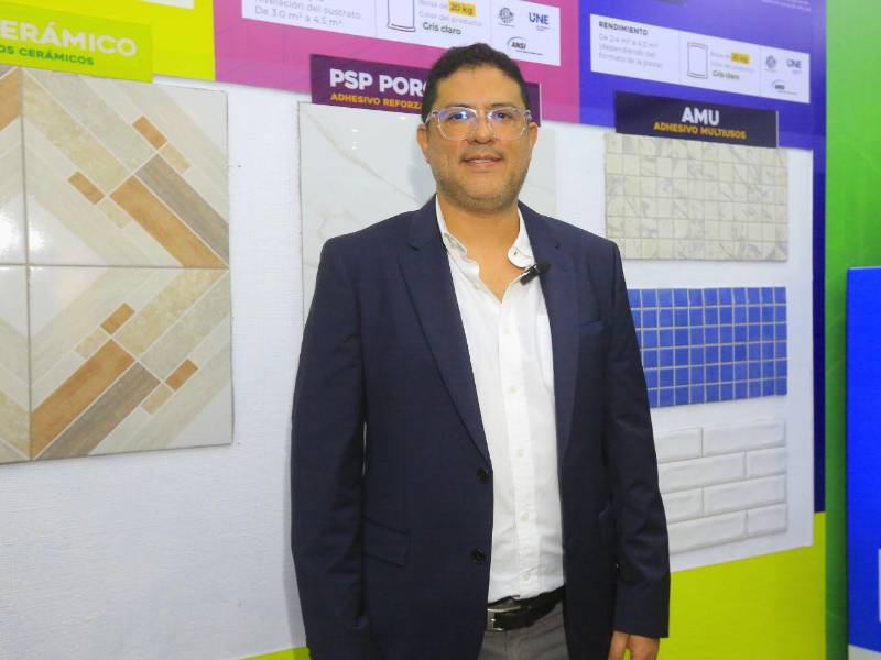 Hugo Barascout, gerente comercial de Cenosa, indicó que la nueva línea agrega valor a la red de distribución, clientes y albañiles, reforzando el liderazgo de Cementos del Norte en la industria.