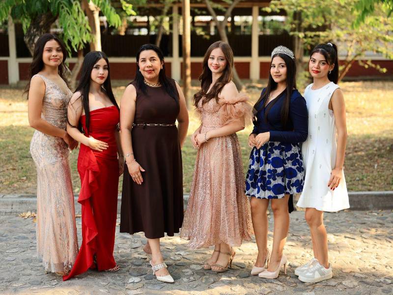 La profesora Alba Rodríguez junto a varias candidatas y exseñoritas aniversario.