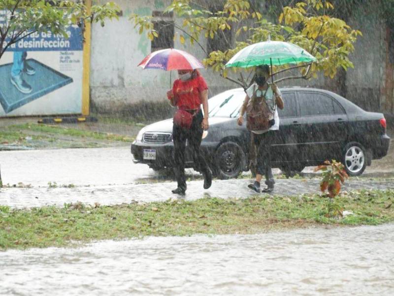 La población debe prepararse para los días lluviosos, ya que las precipitaciones podrían intensificarse en las próximas semanas debido al cambio de temporada.