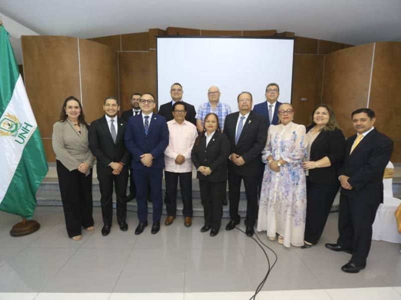 La Junta Directiva de la Unión de Notarios de Honduras junto a representantes de la Universidad Tecnológica de Honduras.