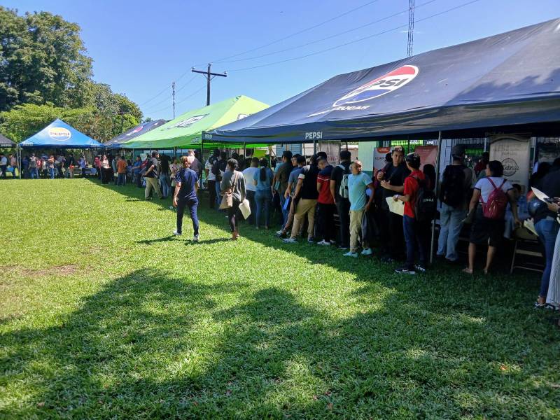 Centenares de ceibeños de diversas edades acudieron en busca de un puesto de trabajo, reflejando la alta tasa de desocupación en esta región.