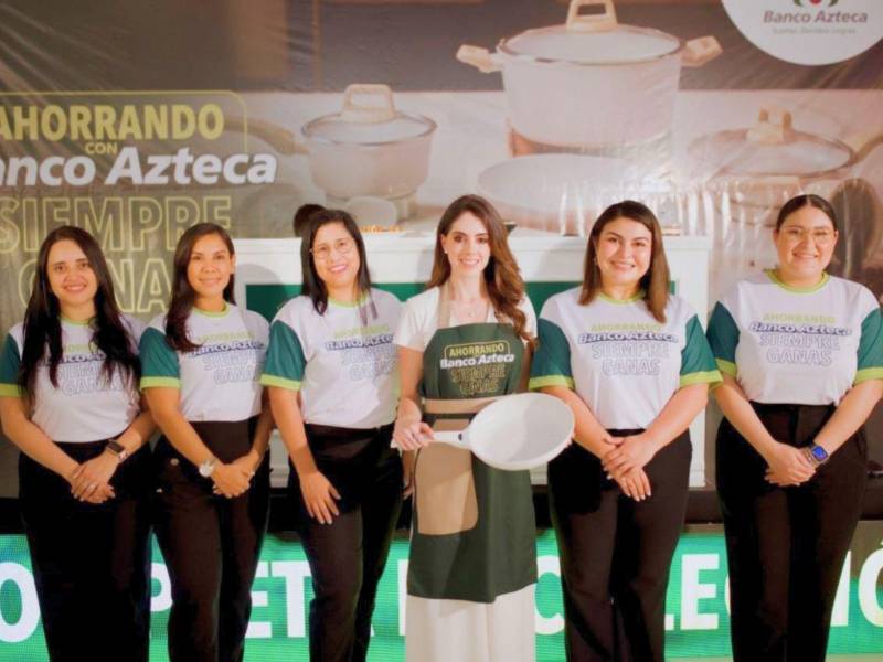 Ejecutivos de Banco Azteca presentes en la nueva edición de la campaña “Ahorrando con Banco Azteca Siempre Ganas”.