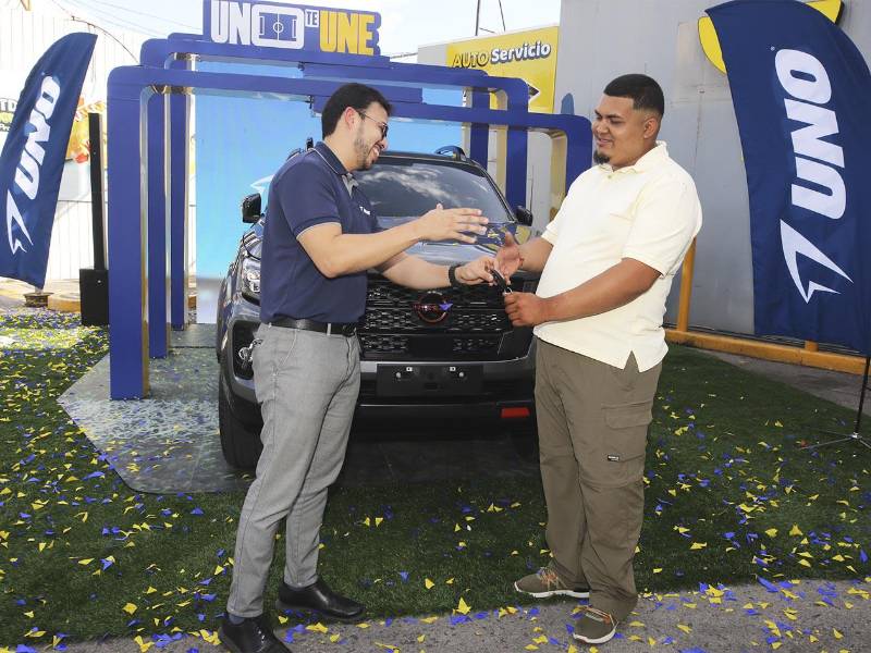Fran­sua Herrera recibe las llaves de su nueva Nissan Frontier PRO-4X durante la entrega oficial.
