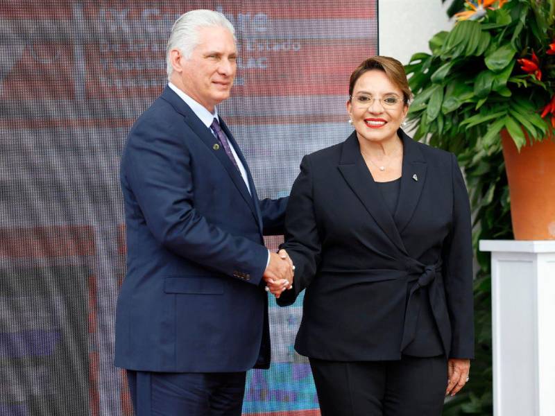 El saludo de la presidenta de Honduras, Xiomara Castro, al mandatario de Cuba, Miguel Díaz-Canel.