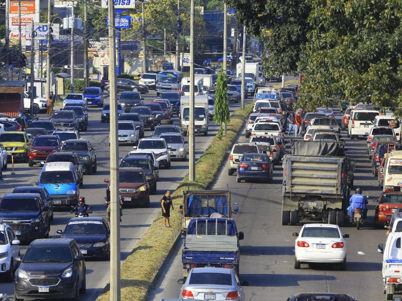 El congestionamiento en el bulevar del norte es a todas horas del día.