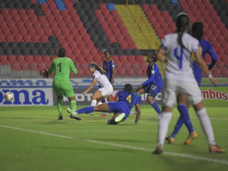 Alexandra Merriam al momento de marcar el segundo gol de Honduras ante Barbados.