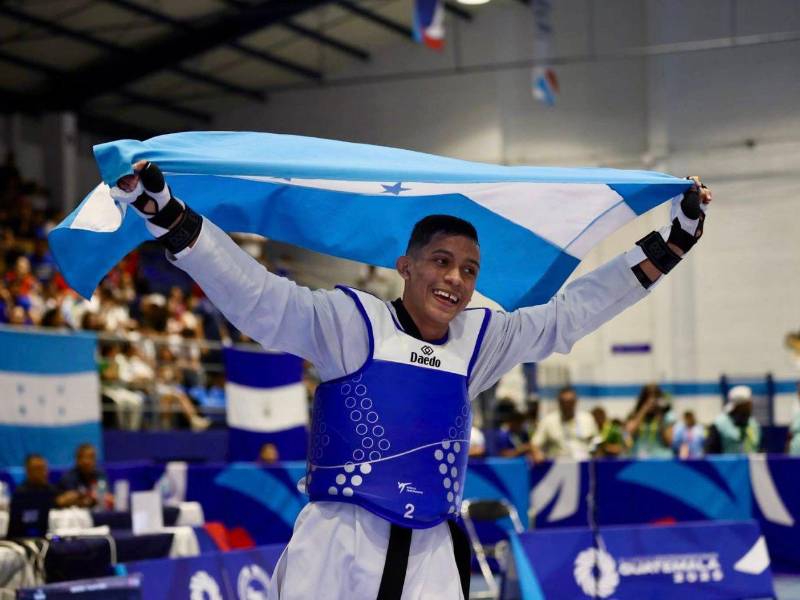 Derek Midence celebrando su medalla de oro en los Juegos Centroamericanos 2025.
