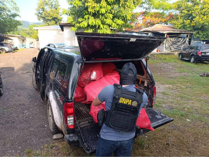 Una persecución policial culminó en el decomiso de un cuantioso cargamento de supuesta droga durante la noche en la aldea El Playón, Pimienta, Cortés, zona norte de Honduras.