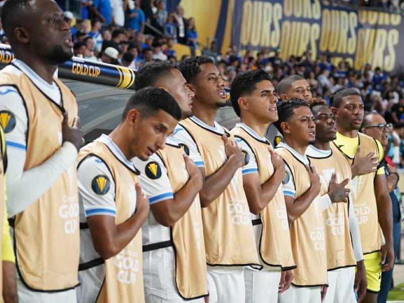 Choco Lozano y Luis Palma fueron relegados a la banca en el Honduras vs El Salvador.