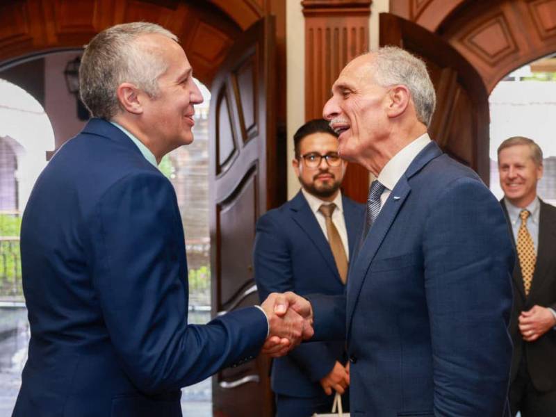 Bob Dechant y Nasry Asfura se saludan.