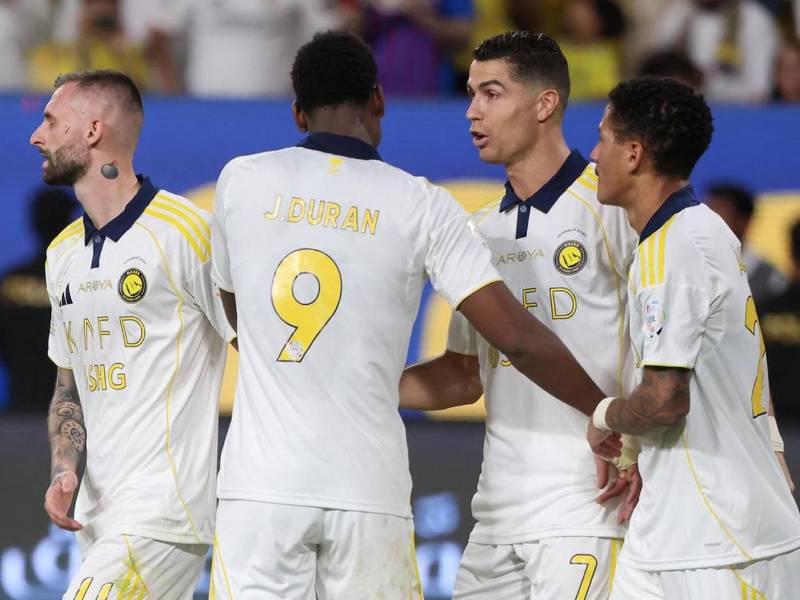 Cristiano Ronaldo celebrando su gol con Jhon Duran.