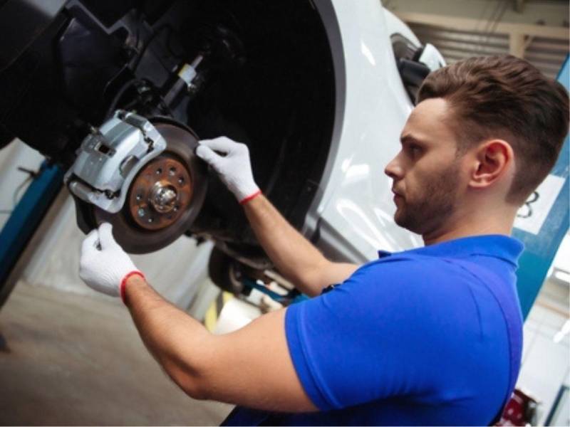 Un nivel bajo de líquido de frenos puede ser una señal de desgaste de las pastillas.