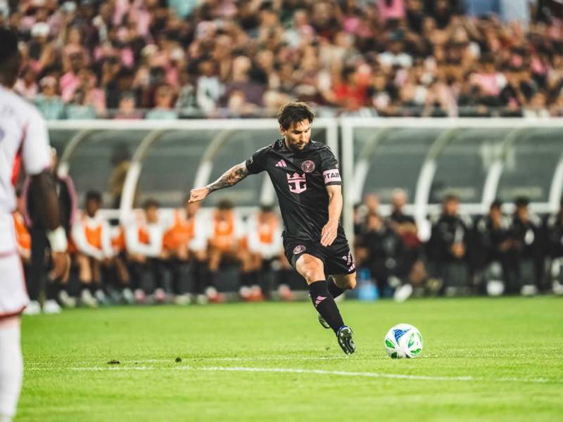 Leo Messi tuvo la oportunidad de marcar en un par de tiros libres, pero los disparos se fueron a un lado del arco del Orlando City.