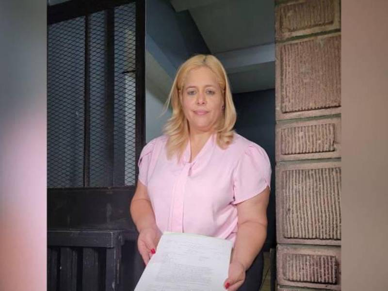 La diputada Kathia Crivelli después de interpone la denuncia.