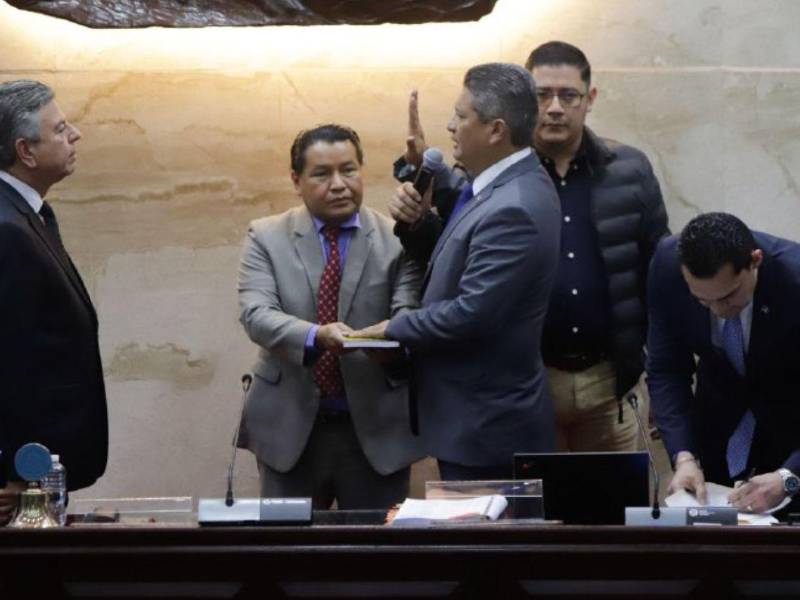 El diputado Carlos Ledezma fue juramentado como secretario de la Junta provisional del CN.