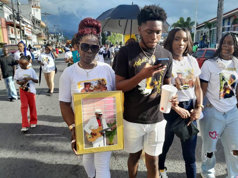 Parientes y amistades rindieron homenaje a Aurelio Martínez y los otros fallecidos el pasado 17 de marzo en el accidente aéreo de Roatán.