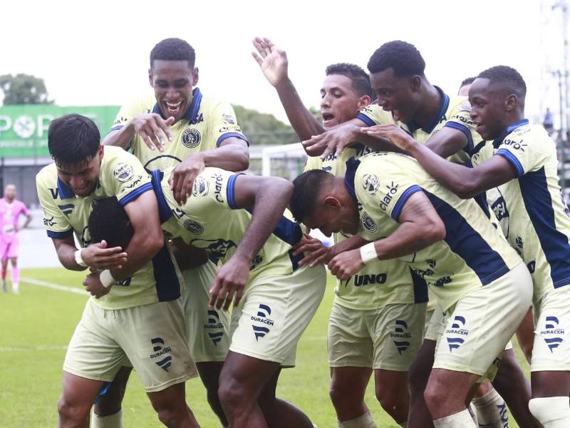 Los jugadores del Motagua celebrando con Aarón Barrios su gol contra el Platense.