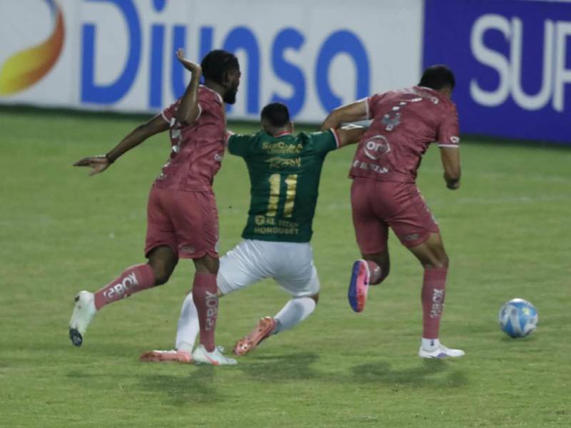 Christopher Meléndez y Luis Vega marcando a Nicolás Messiniti.