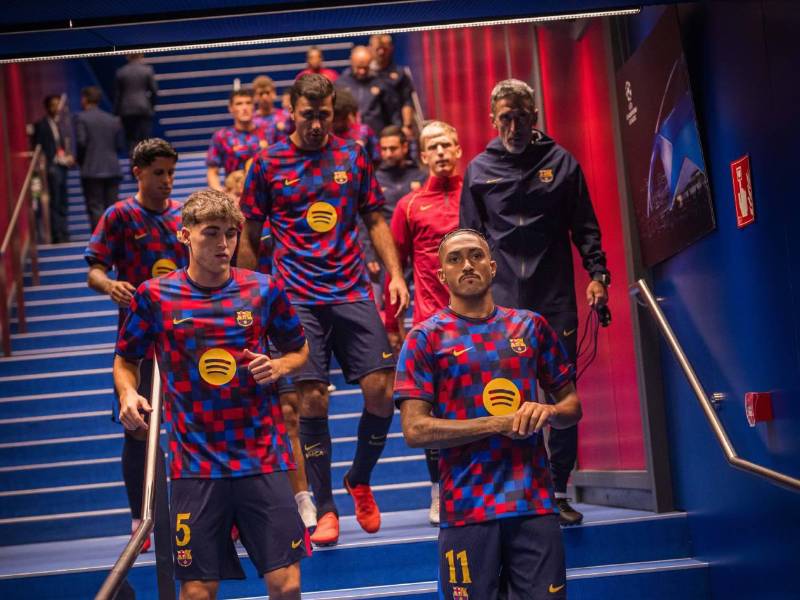 Momento de la salida de los jugadores del Barcelona al césped del Spotify Camp Nou.