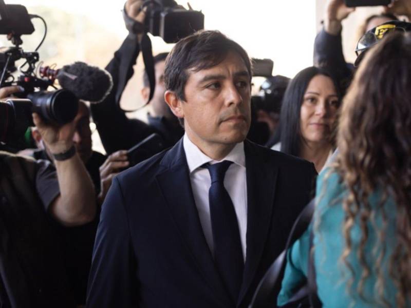 El doctor Salvador Plasencia (C), médico que se declaró culpable de cuatro cargos por distribuir la droga ketamina con receta al fallecido actor de Friends Matthew Perry.