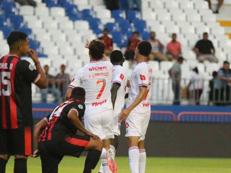 Jugadores del Olimpia celebrando el gol que abrió el marcador ante Independiente.