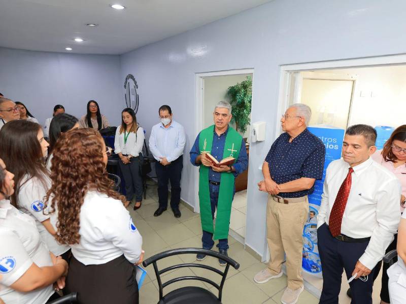 El padre Fausto Leonardo Henríquez realizó la bendición del nuevo quirófano.