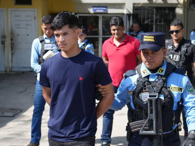 Olma Osorto Cruz, alias Juan el Malón (padre, camisa roja); Gustavo Ororto Guzmán (hijo, camisa azul).