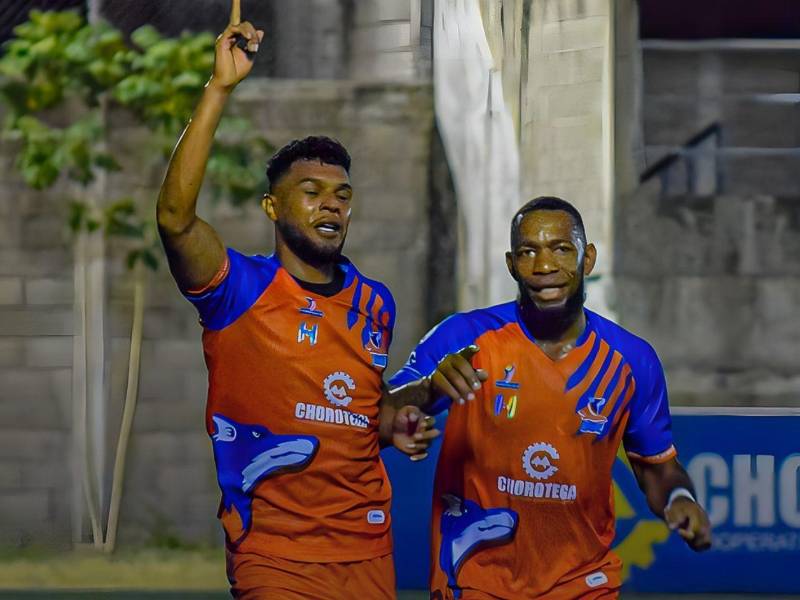 Kilmar Peña celebrando su gol con UPNFM ante el Platense.