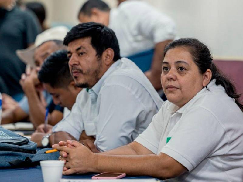 Representantes de instituciones, productores y actores locales posan al cierre del encuentro de trabajo sobre la descentralización de la Alimentación Escolar.