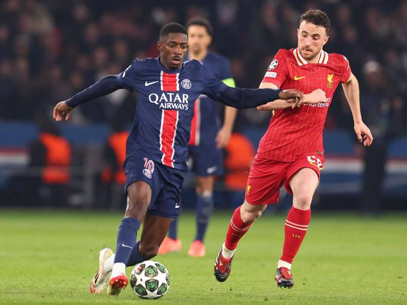 Ousmane Dembélé, conduciendo el balón ante la marca de Diogo Jota.