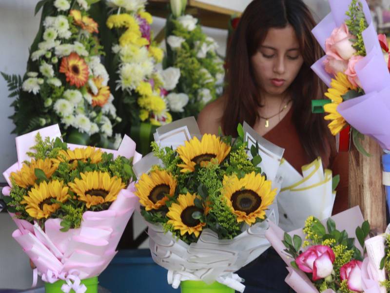Los girasoles, símbolo de energía y admiración, forman parte de los arreglos más llamativos y exclusivos, con precios que rondan los 750 lempiras debido a su tamaño, frescura y alta demanda en esta temporada.