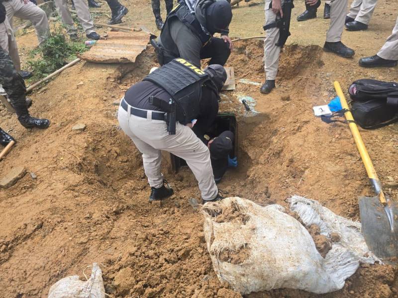 Agentes de la Atic, al momento de extraer los paquetes de marihuana del búnker subterráneo detectado por los binomios caninos, realizaron el hallazgo.