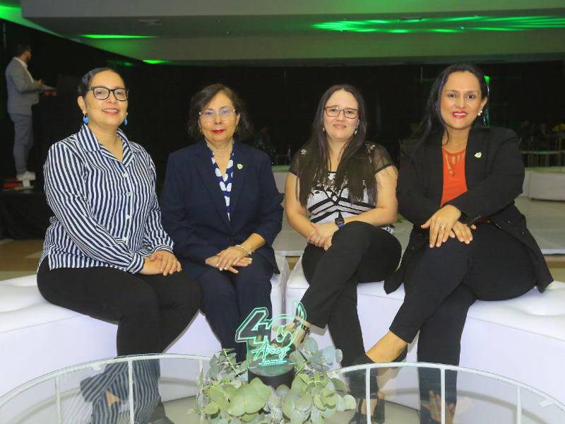 Los graduados se unieron a la celebración del 40 aniversario de UTH.