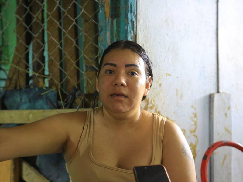 Paola Zelaya, artesana del calzado, explicó a LA PRENSA que en estas fechas trabajan principalmente por pedidos para las palillonas, debido a la baja demanda y a la incertidumbre de las ventas.