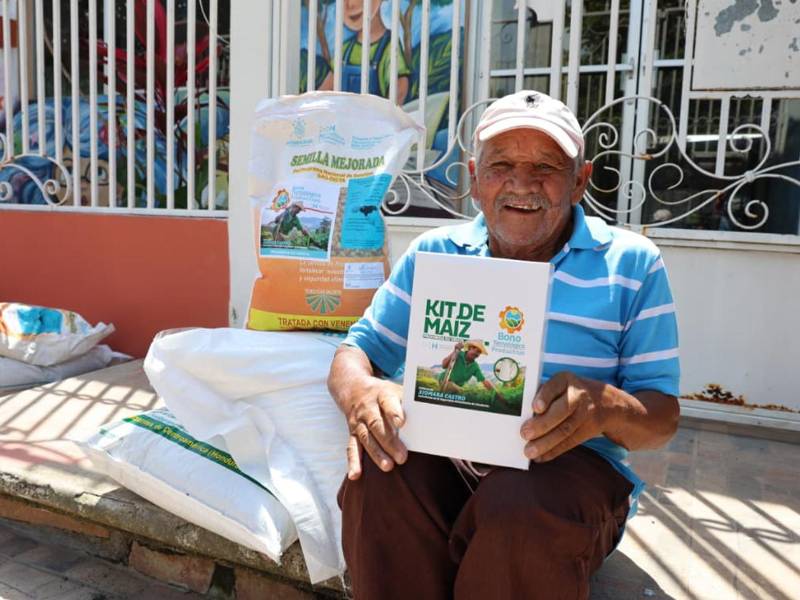 Pequeños y medianos productores rurales reciben insumos agrícolas, equipos de riego y asistencia técnica.