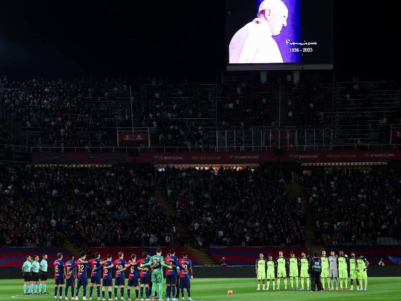 Antes del partido, respetuoso minuto de silencio en el Estadi Olímpic por la muerte del papa Francisco, tras 12 años de pontificado.