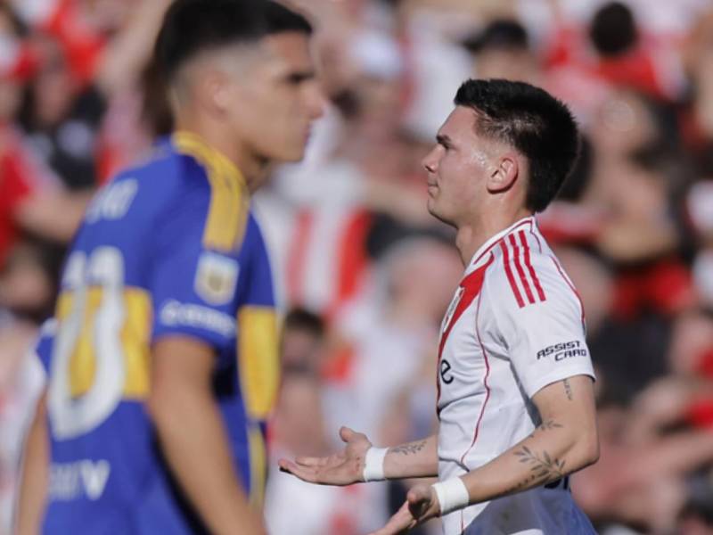 Franco Mastantuono celebrando su golazo de tiro libre en el clásico River vs Boca.