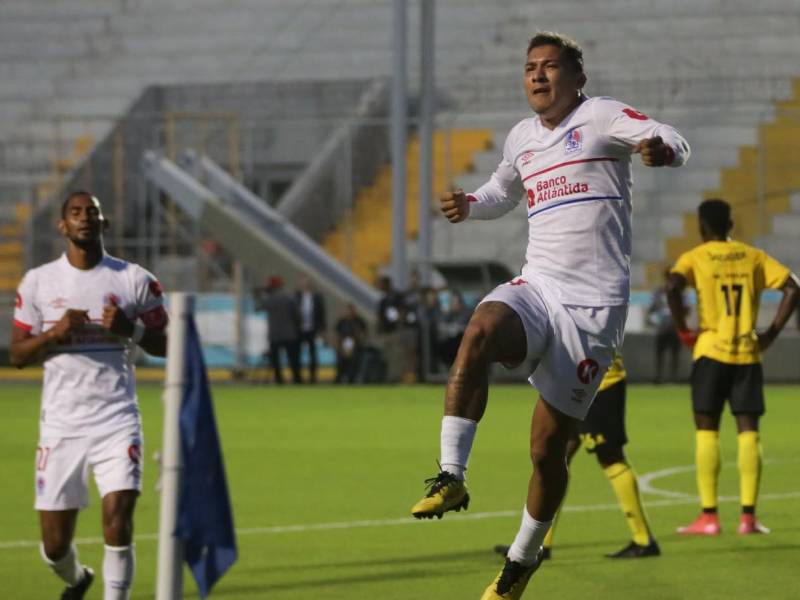 El festejo de Kevin López tras su gol de cabeza.