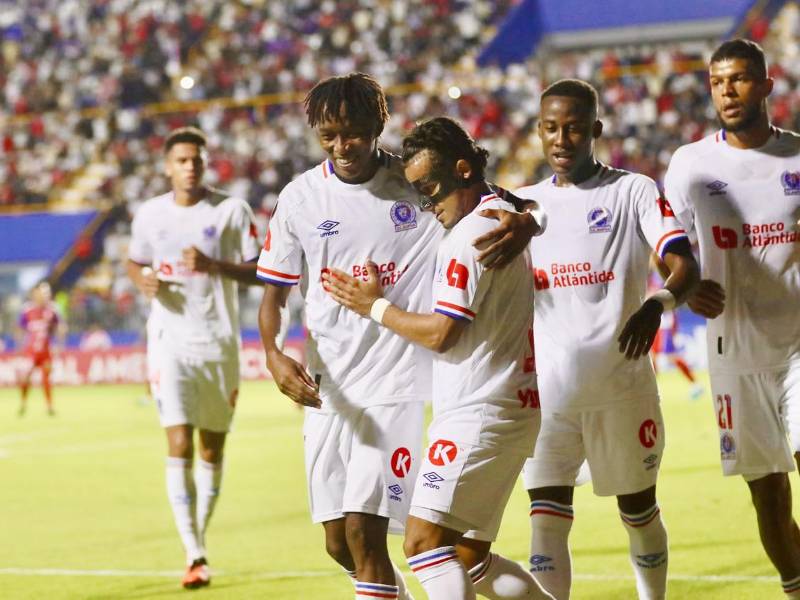 Edwin Rodríguez celebrando su gol de penal contra el Firpo en el estadio Nacional Chelato Uclés.