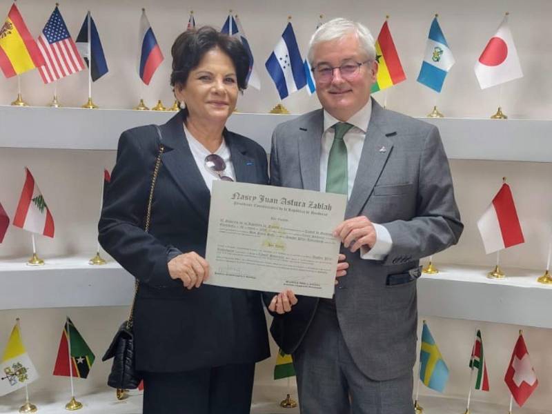 Daphne Pérez Rittenhouse, nueva cónsul honoraria de Francia en San Pedro Sula, junto a Cédric Prieto, embajador de Francia en Honduras.