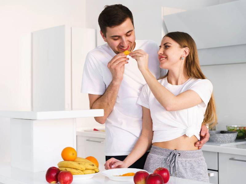 La pareja debe sincronizar en un estilo de vida activo que proteja la flexibilidad metabólica de ambos. Una buena práctica en pareja es salir a caminar. Podrían hacer una caminata de 20 minutos, todos los días, bailar juntos o salir en bicileta.
