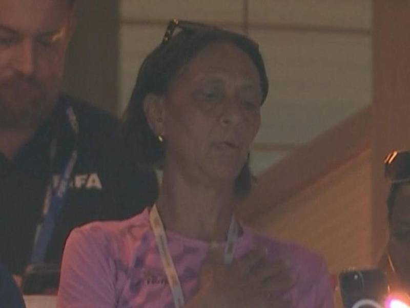 La madre de Vozinha presente en el estadio viendo a su amado hijo durante el Uruguay vs Cabo Verde.