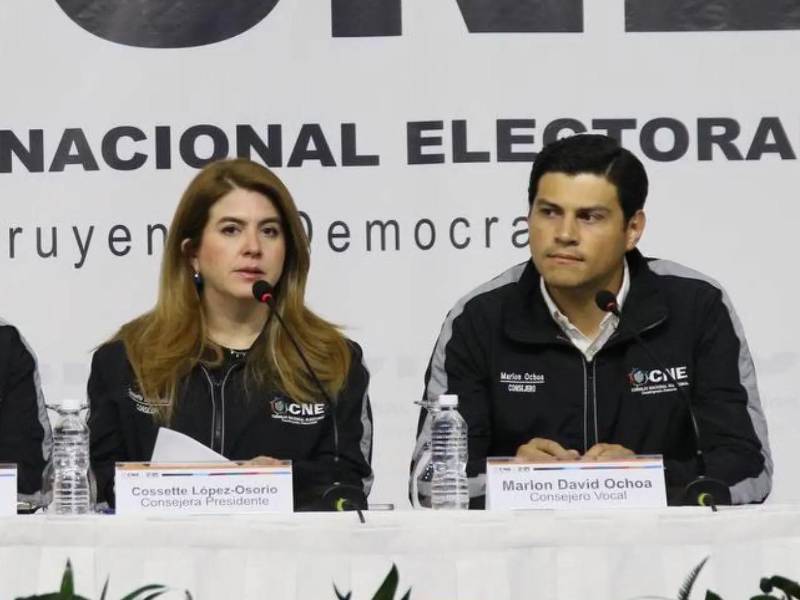 Cossette López y Marlon Ochoa en una conferencia de prensa. Fotografía de archivo.