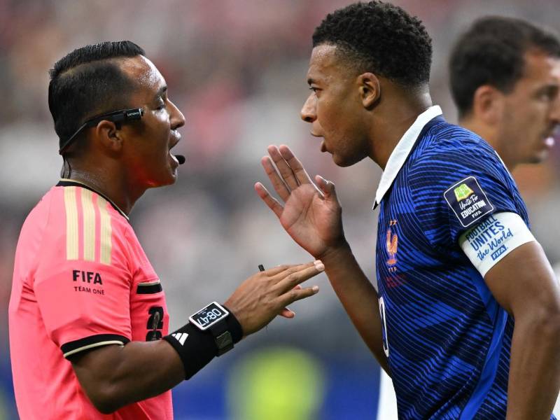 Arden las redes sociales tras el trabajo del árbitro salvadoreño Iván Bartón durante el Francia vs España correspondiente a las semifinales del Mundial 2026.