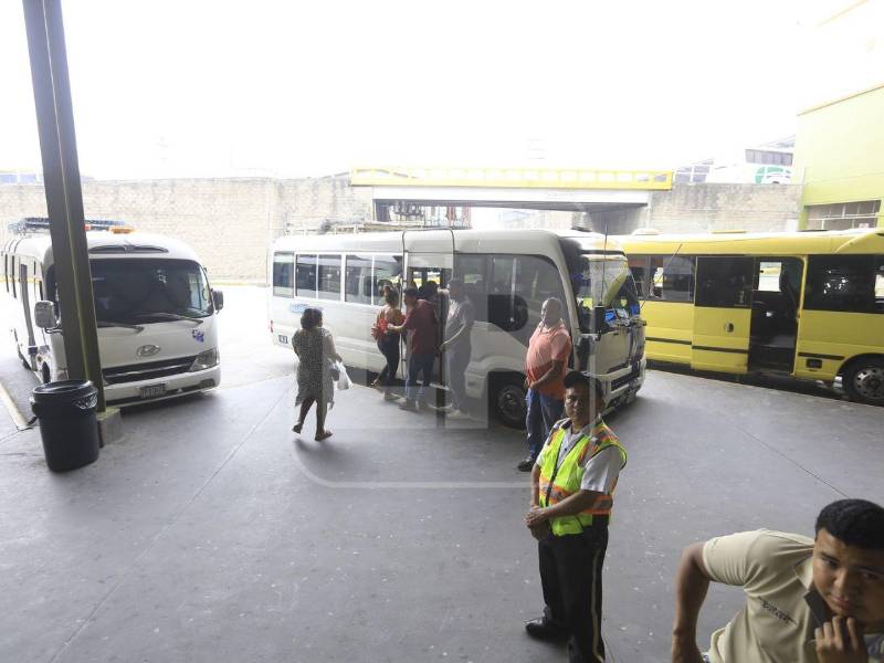 Las unidades que cubren rutas hacia otros municipios y ciudades aseguran que todavía no tienen un nuevo aumento autorizado. Por el momento, mantienen las tarifas vigentes desde abril, con pasajes desde los 100 lempiras, según la ruta y la distancia del recorrido.