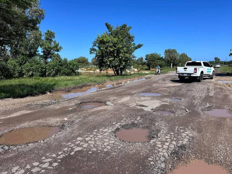 Uno de los tramos más dañados de la carretera CA-13, está cerca de Trujillo. La vía se ha vuelto intransitable y habitantes amenazan con acciones para exigir que la reparen.